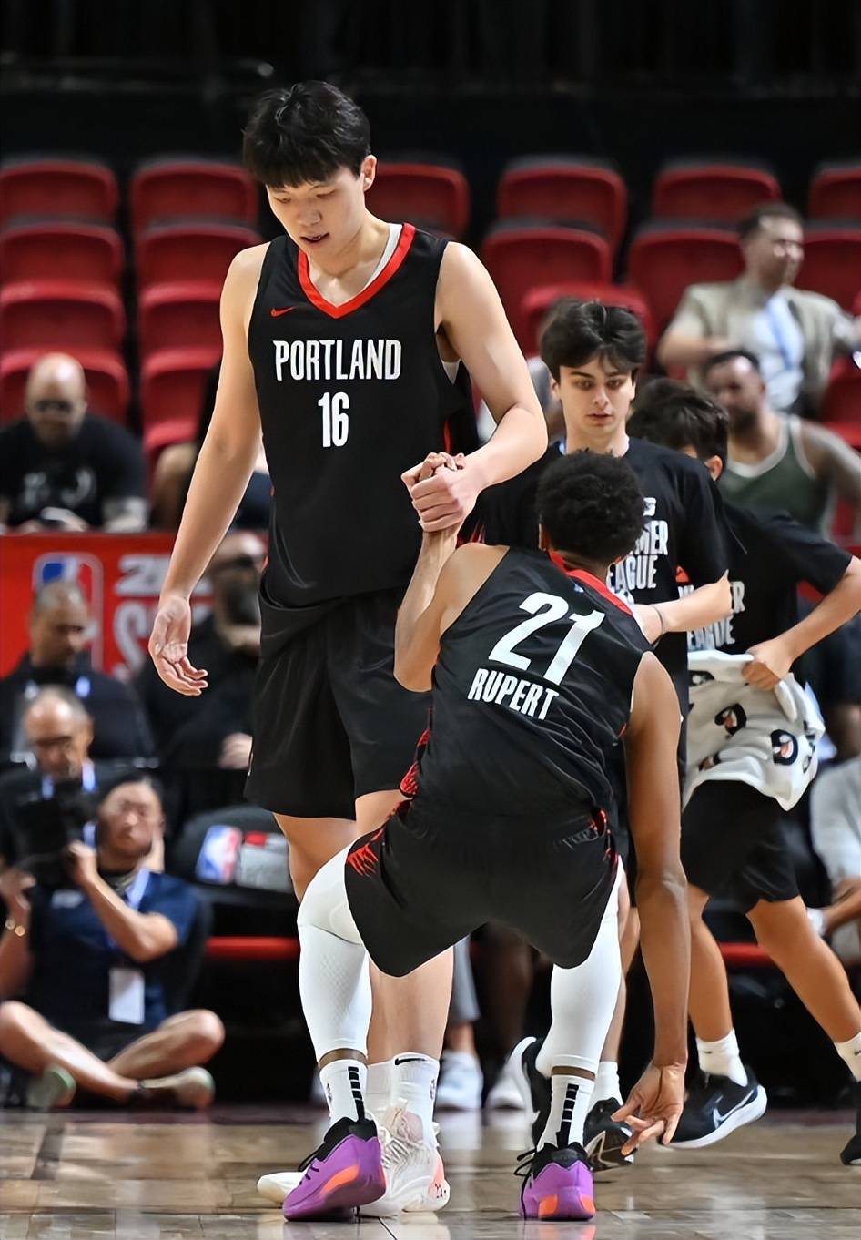 布鲁克林篮网训练开放日，今晚完成体检引欢呼，CBA季后赛在即，球队文化再被提及的简单介绍